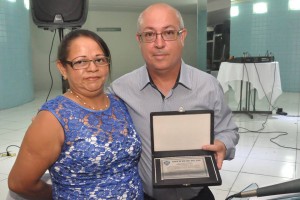 Presidente Rodney Melo recebendo  uma placa de homenagem das mãos da diretora dpto feminino Maria Cícera